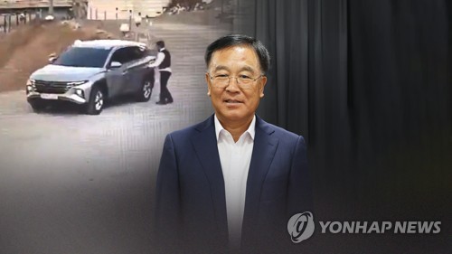 '강제추행·뇌물수수' 혐의 김진하 온라인카지노 치료수 구속기소