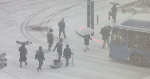 퇴근길 수도권 최대 10㎝ 폭설 '비상'…내일까지 전국에 많은 눈