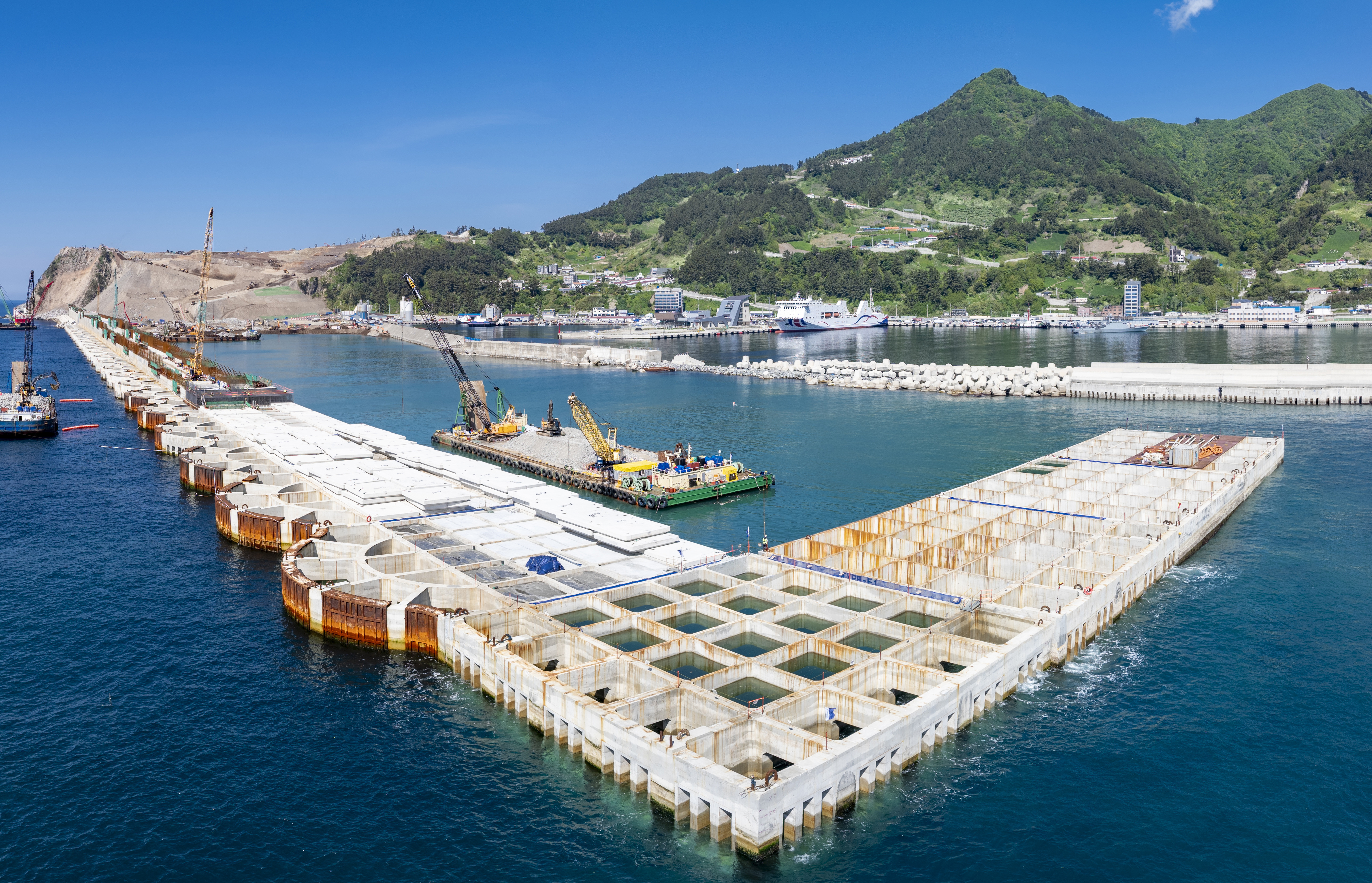 울릉공항 건설 케이슨 거치 완료…"3년 만 공항 기초 윤곽"