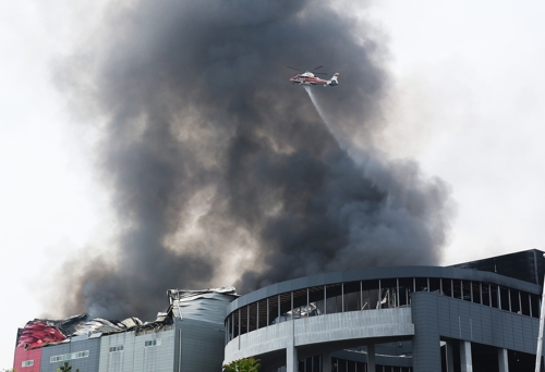 이천 물류센터 화재 6시간만에 큰 불길 잡혀…"현재 인명피해 없어"