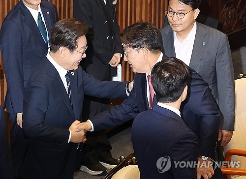 권성동 "총리임명 안돼" 2번 말하자…이 온라인카지노 경찰 벳무브 웃으며 권성동 팔 '툭'