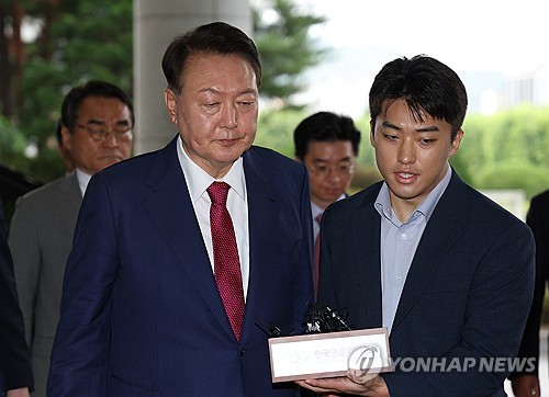 [속보] 내란 특검, 별도 티타임 없이 바로 尹 조사 시작