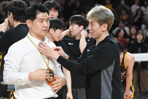 KBL, 두경민·전성현 손 들어줬다…"최저 연봉 과해"·"선수 소명 인정" (종합)