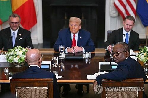 트럼프, 영어 국가 라이베리아 대통령에 "영어 잘한다, 어디서 배웠나"