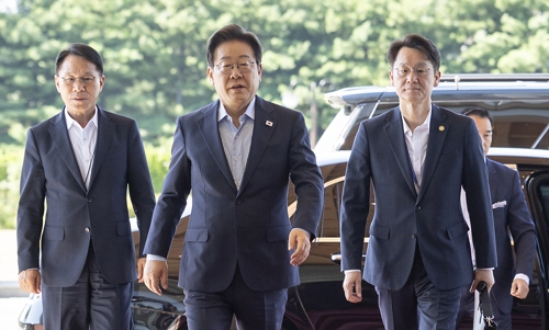 갤럽 "이 대통령 국정수행 지지율 63%...국힘 20% 무너져"