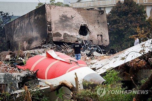 인도 여객기 참사, 기장 책임?…"연료공급 스위치 차단에 부기장 당황"