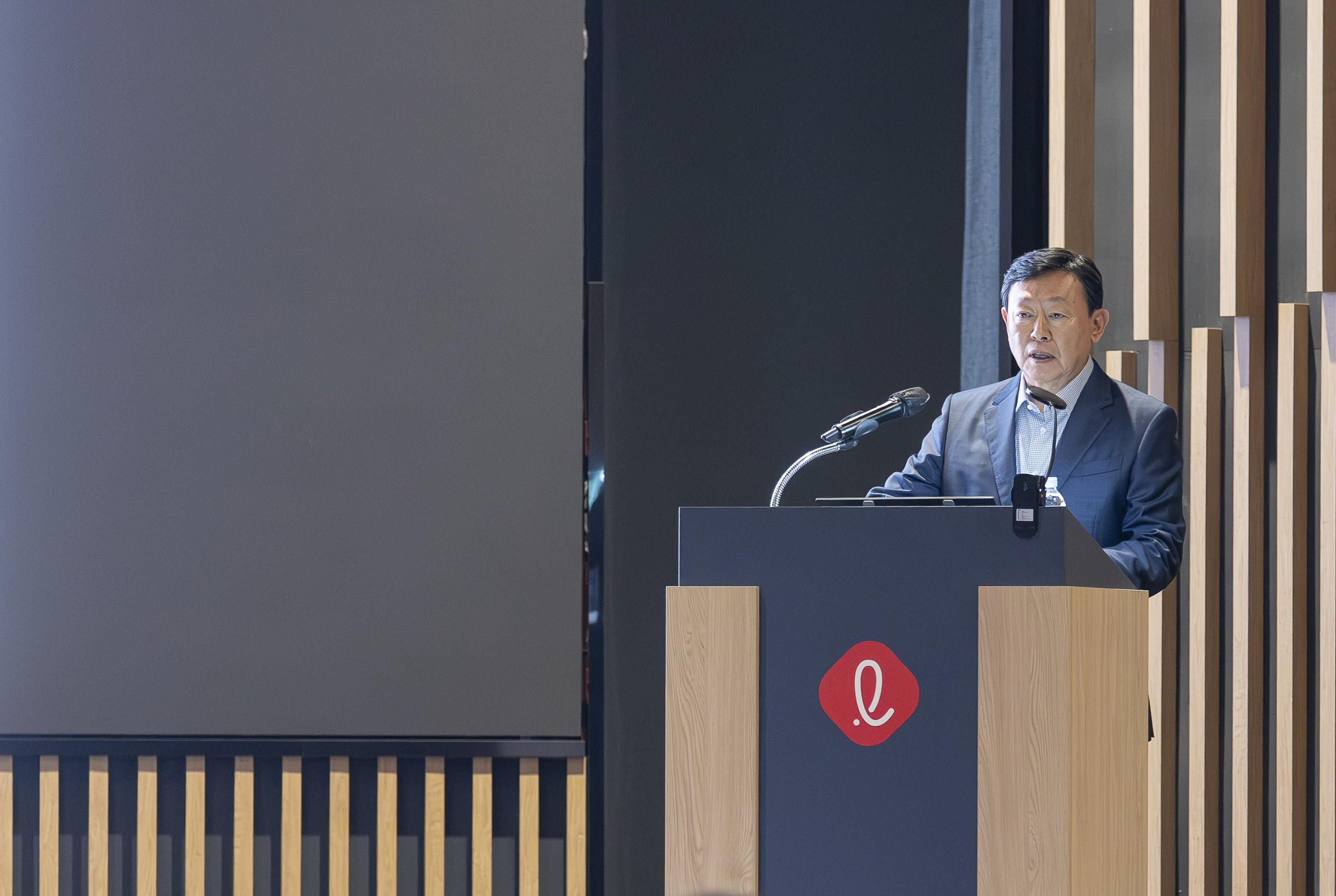 신동빈 <em class='find'>롯데</em> 회장 "화학군 체질 개선·식품군 브랜드 강화해야"