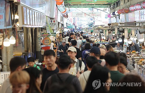 정부 "경기 하방 압력 여전…소비심리 개선 등 긍정적 신호"