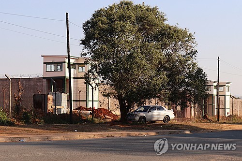 "트럼프 쓰레기장 아냐"…미국 불법체류자 수용에 아프리카인 분노