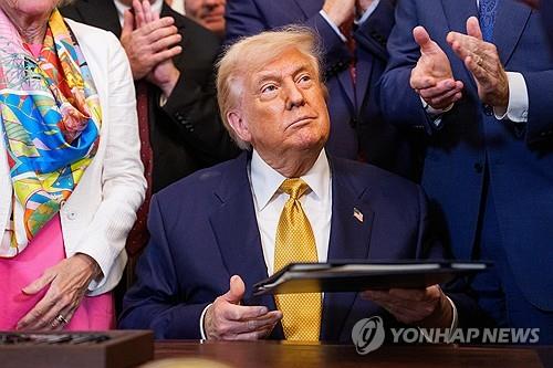 트럼프, ‘이란 핵시설 부분 파괴’ 보도에 “완전 파괴” 반박