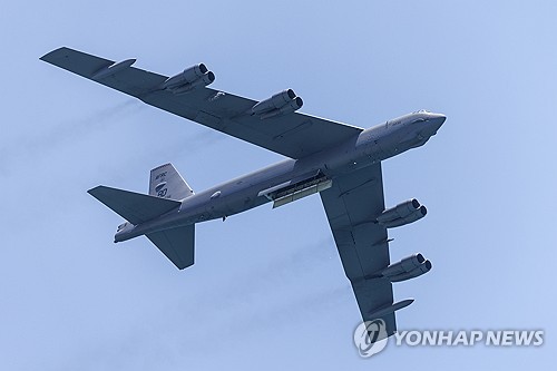 미 <em class='find'>여객기</em>-폭격기 충돌할 뻔…극적으로 대참사 모면