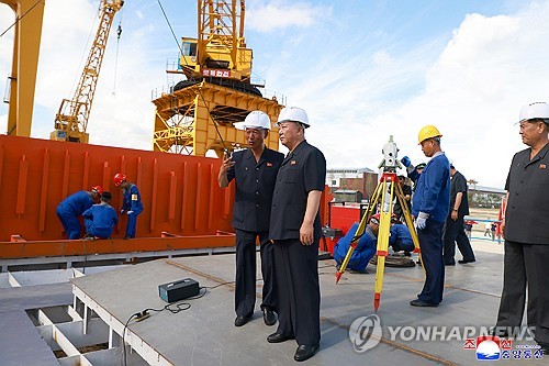 북한 "내년 10월까지 5천톤급 신형 구축함 추가 건조"
