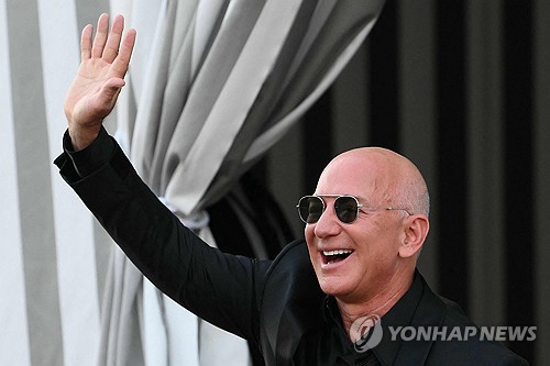 라이벌 머스크 떠난 틈새 노리나…"베이조스, 백악관서 트럼프와 회동"