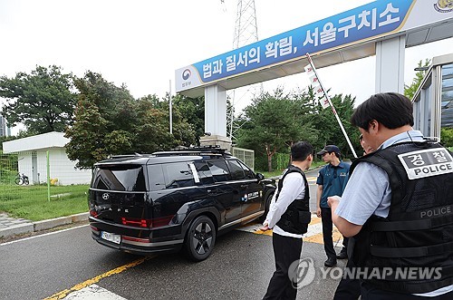 김건희특검, 서울구치소 도착…尹출석 불응시 강제구인 시도