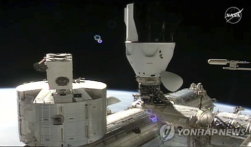 스페이스X 우주선, 15시간 날아 ISS 도킹 성공…4명 안착