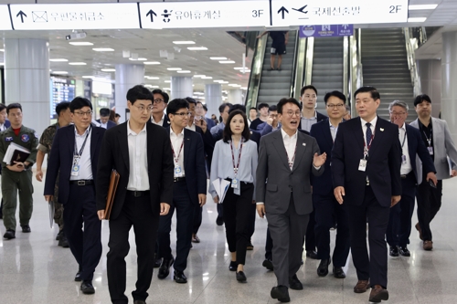 김민석 총리, 경주 찾아 APEC 준비 점검…"교통·의료 모자람 없어야"