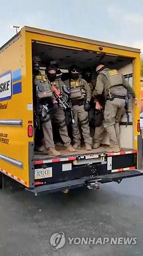 이민자 단속에 동원된 '트로이 목마'…LA시장 "미국적이지 않아" 비난