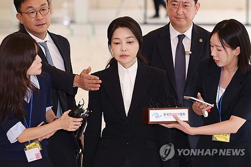 "공천개입 '尹 공범' 김건희, 여론조사 50여 회 무상 제공받아"
