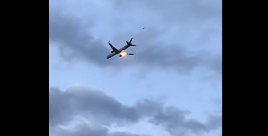 "작별 문자 보내"…엔진 불꽃 튄 여객기, 40분 더 비행 뒤 비상착륙