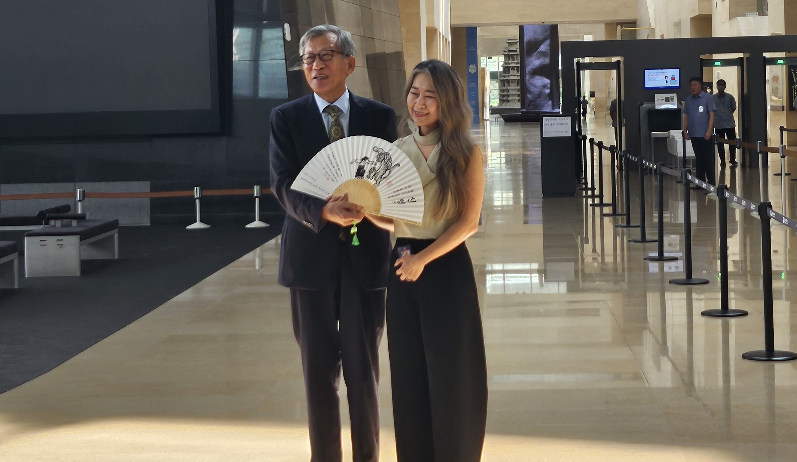 케데헌 <em class='find'온라인카지노 슬롯</em 강 감독 '국중박' 떴다…"달항아리 새로워"