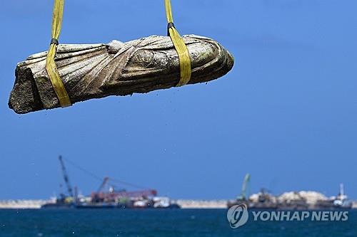 온라인카지노 처벌 지중해서 2천년 전 <em class='find'유물</em 4점 인양…"기준에 따라 일부만"