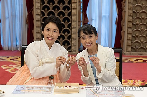 김혜경 여사·일본총리 부인, 전통매듭 체험…"우정 오래 이어지길"