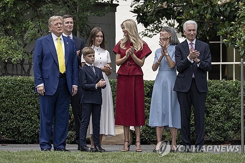 '트럼프 사돈'의 힘?…주프랑스 미 대사, 마크롱 공개 비판