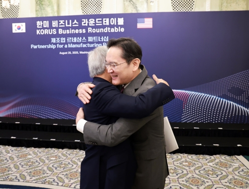 이재용-젠슨 황 '반가운 포옹'…이재명 대통령과도 담소 나눠