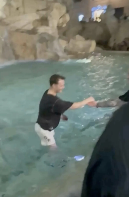 로마 관광 명소 <em class='find'트레비</em 온라인카지노 합법 벳무브에 '풍덩'…5초 만에 붙잡힌 관광객