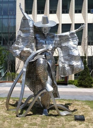 "저승사자 같다" 흉물 취급받았는데...이제야 <em class='find'빛</em 발하는 '갓 쓴 남자'