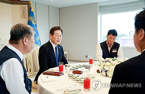 양대노총 만난 이 온라인카지노 바로가기, 경사노위 참여 요청…"노동·기업, 양립해야"
