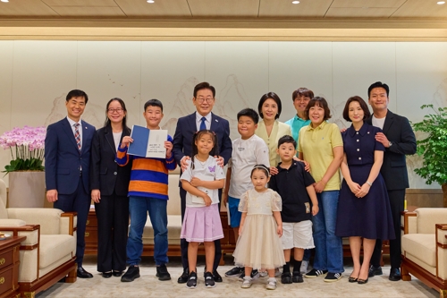 집무실로 어린이들 초청한 이 대통령…"지킬 힘 없을 때 힘들어"