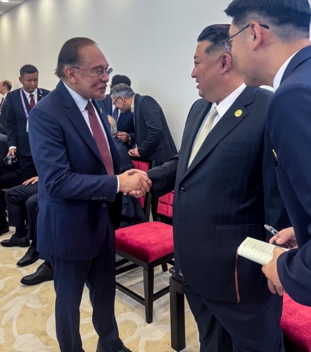 '4년 전 단교' 북·말레이 정상, 중국 전승절 행사서 악수