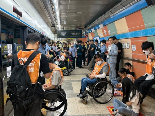 <em class='find'전장연</em 마틴게일배팅에 지하철 4호선 1시간여 무정차 통과