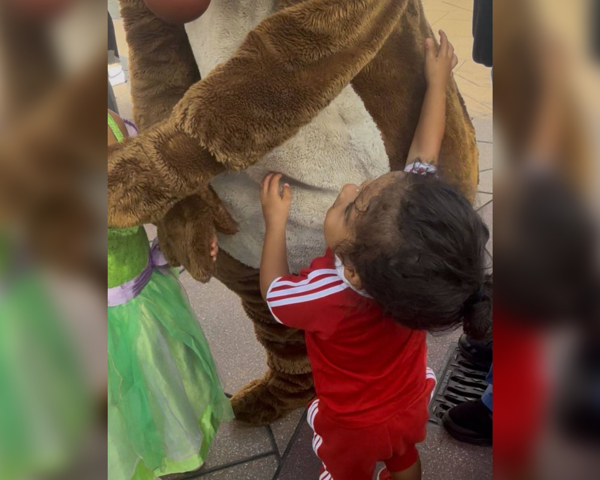 "백인 아이만 안아주고 아들 외면"…브라질 축구스타, 디즈니에 분통