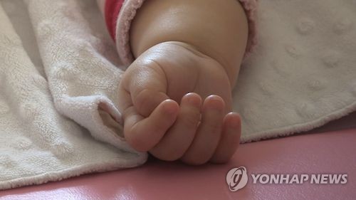 8개월 아기 팔 당기고 침대에 던진 돌온라인카지노 후기 벳위즈…경찰 수사