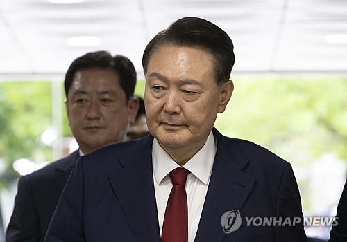 "잘 지내는군"…尹 구치소서 휴대폰으로 강아지 영상·사진 본 정황