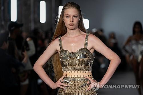 머스크 <em class='find'온라인카지노 에스뱅크</em 딸, 뉴욕 런웨이 데뷔…"정치적 메시지 담아"