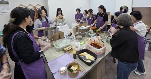 자식 같은 청년들에게…이태원 유가족, '<em class='find'온라인카지노 합법 유니벳</em 날' 비빔밥 나눔