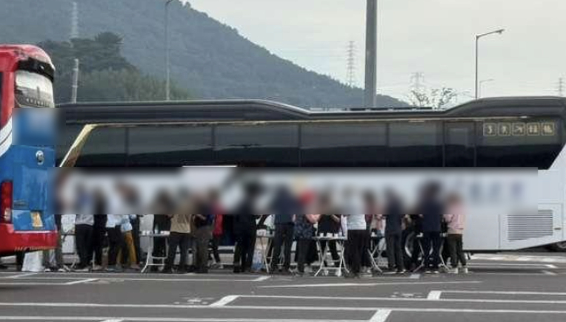 "온라인카지노 라이센스 벳엔드까지 보인다"…휴게소 주차장 점령해 술판 벌인 관광객들