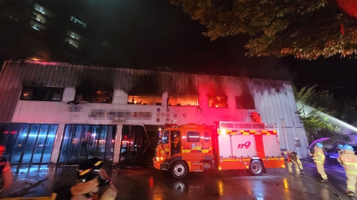 전북 전주 자동차용품점서 화재…대피하던 30대 부상