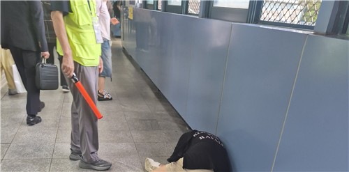 취객인 줄 알고 모두 지나쳤던 그 사람…간호대생 눈에는 환자였다