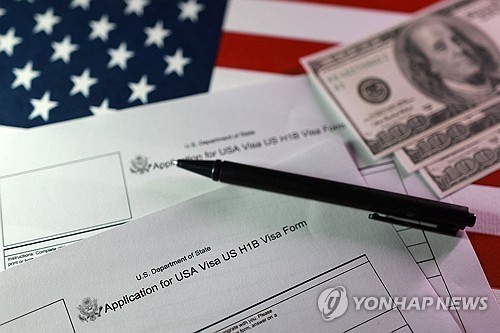 트럼프 행정부 "H-1B 비자 '악용' 기업 찾겠다"…조사 착수