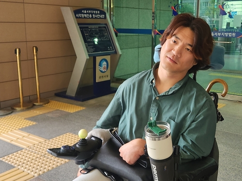 전동 휠체어로 '쿵'…시위 중 경찰관 들이받은 마틴게일배팅 활동가 집유