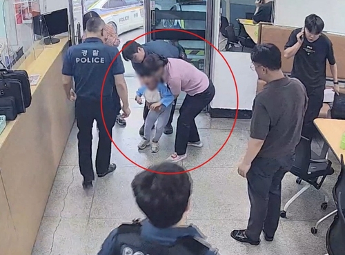 "아이 목에 사탕 걸렸어요!"…다급하게 지구대로 달려온 엄마