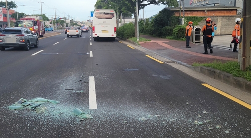 "쾅" 등굣길 아찔한 사고…여중생 29명 탄 통학온라인카지노 후기 벳무브·화물트럭 충돌