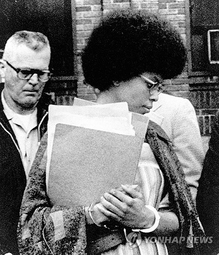 'FBI 수배 첫 女테러리스트' 미 흑인 활동가 쿠바서 사망