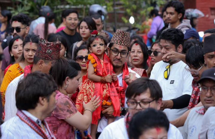 "어제만 해도 내 딸이었는데"…하루아침에 여신 된 네팔 2세 여아