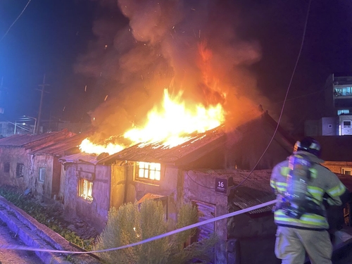 "살기 힘들어서"…술 취해 자기 집에 불 지른 50대 체포
