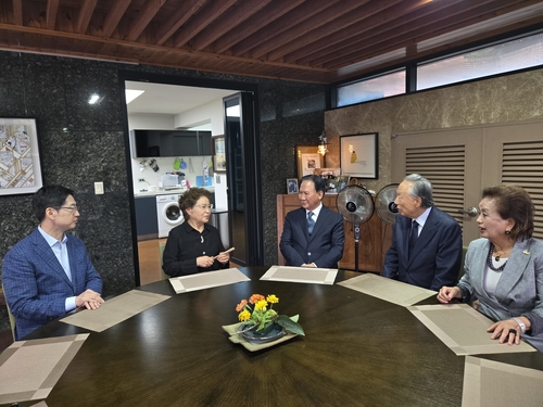 권노갑, 노무현 전 온라인 카지노 불법 묘역 첫 참배…권양숙 여사와 차담도